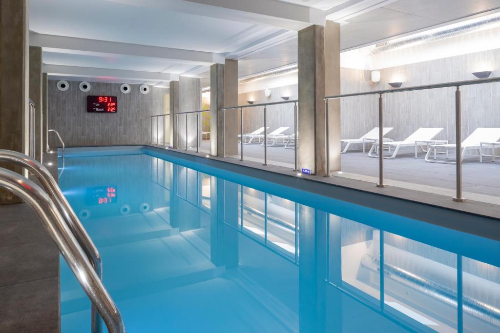 Piscine Intérieure Terre de Provence Hôtel & Spa à Le Pontet