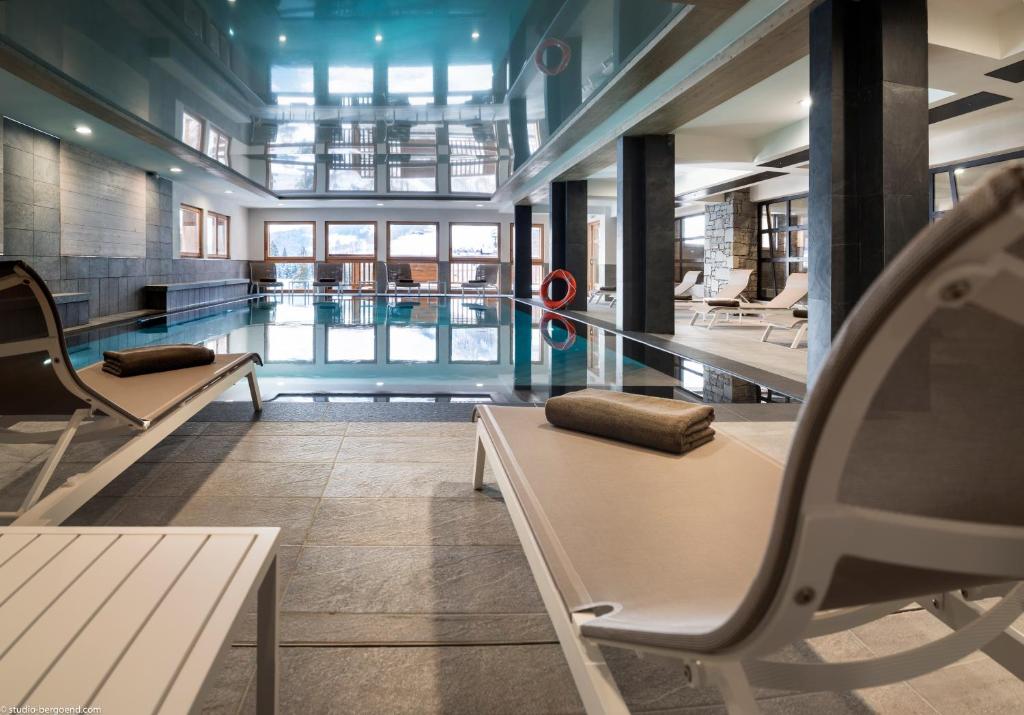 Piscine Intérieure extérieure Le Roc Des Tours Hôtels Spa à Le Grand-Bornand Piscine Intérieure extérieure Le Roc Des Tours Hôtels Spa à Le Grand-Bornand