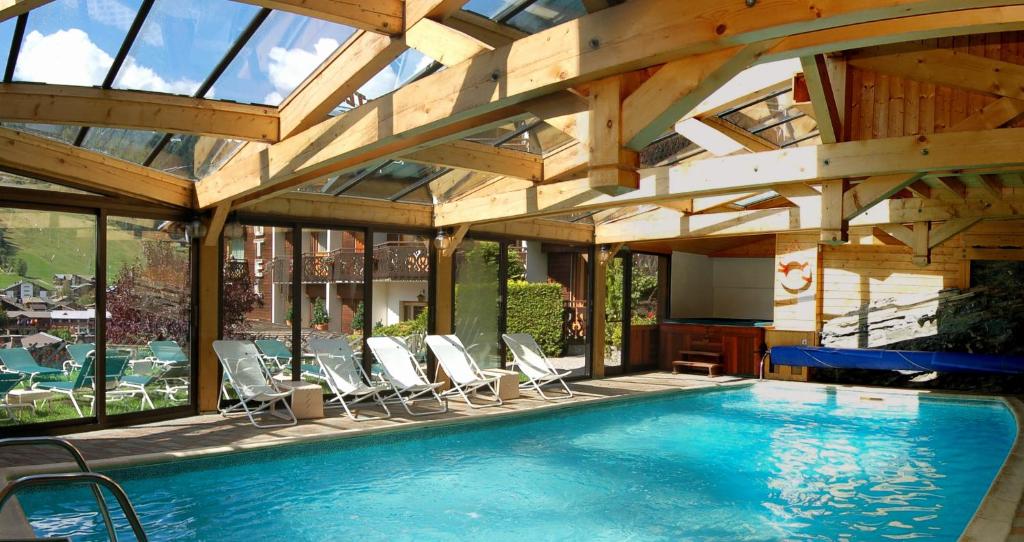 Piscine Les Côtes, Résidence Loisirs et Chalets Hôtels Spa à Morzine