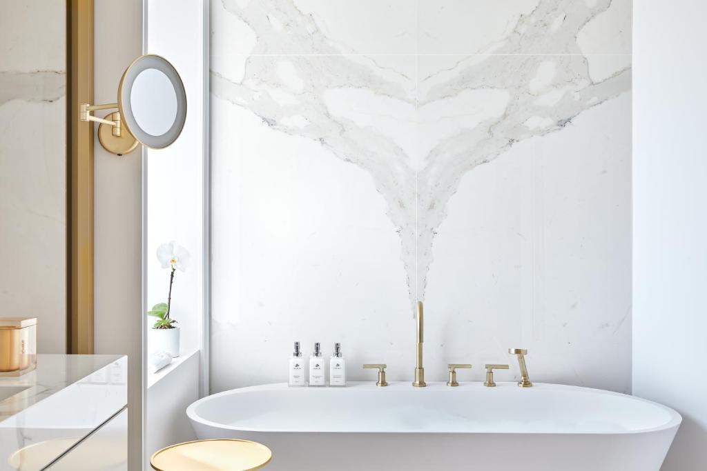 Salle de bains Château de la Messardière Hôtel & Spa à Saint-Tropez
