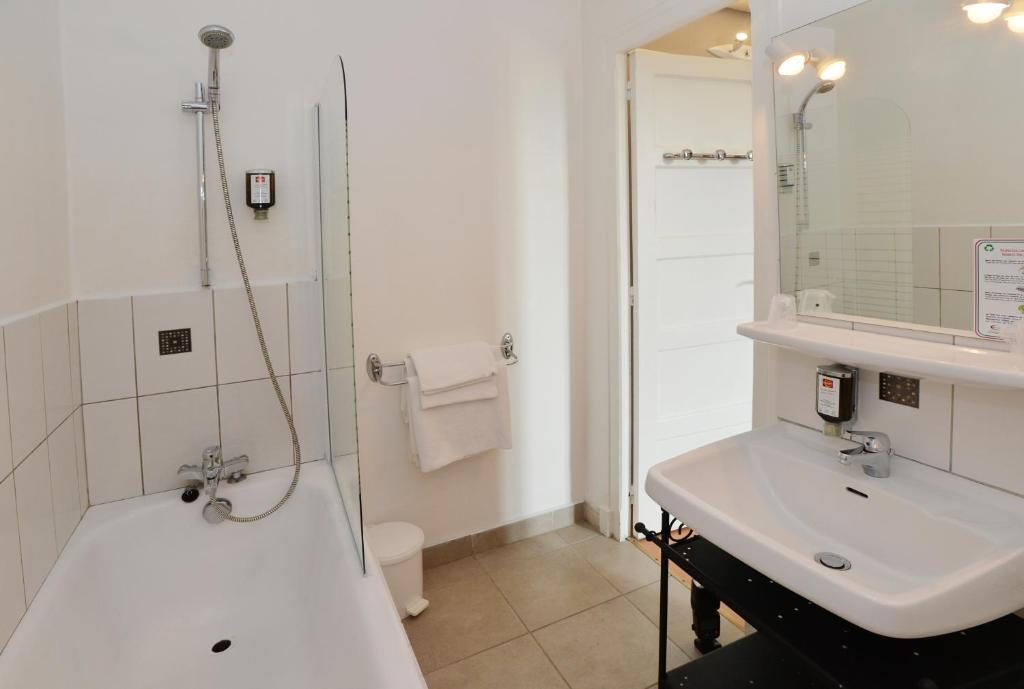 Salle de bains Hôtel La Croix Blanche Tarbes Spa