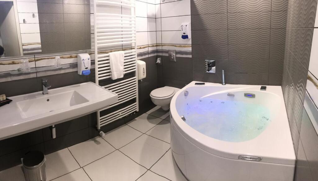 Salle de bains Hôtel Logis Centrotel et Spa Bulles d'Allier Montmarault