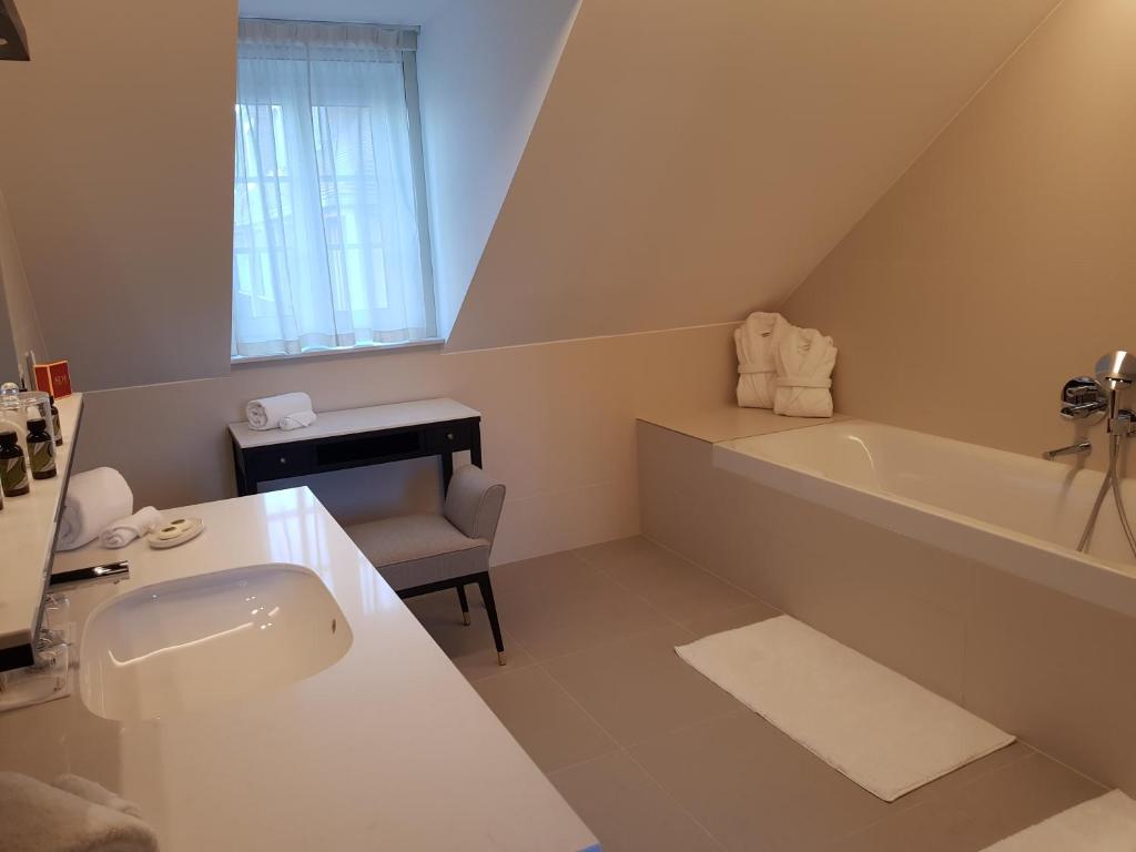 Salle de bains Hôtel Spa Château Saint-Jean, Relais & Châteaux Montluçon Salle de bains Hôtel Spa Château Saint-Jean, Relais & Châteaux Montluçon