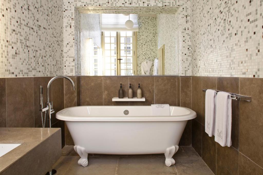 Salle de bains Hôtel Spa La Maison d'Uzès Relais & Châteaux Uzès Salle de bains Hôtel Spa La Maison d'Uzès Relais & Châteaux Uzès