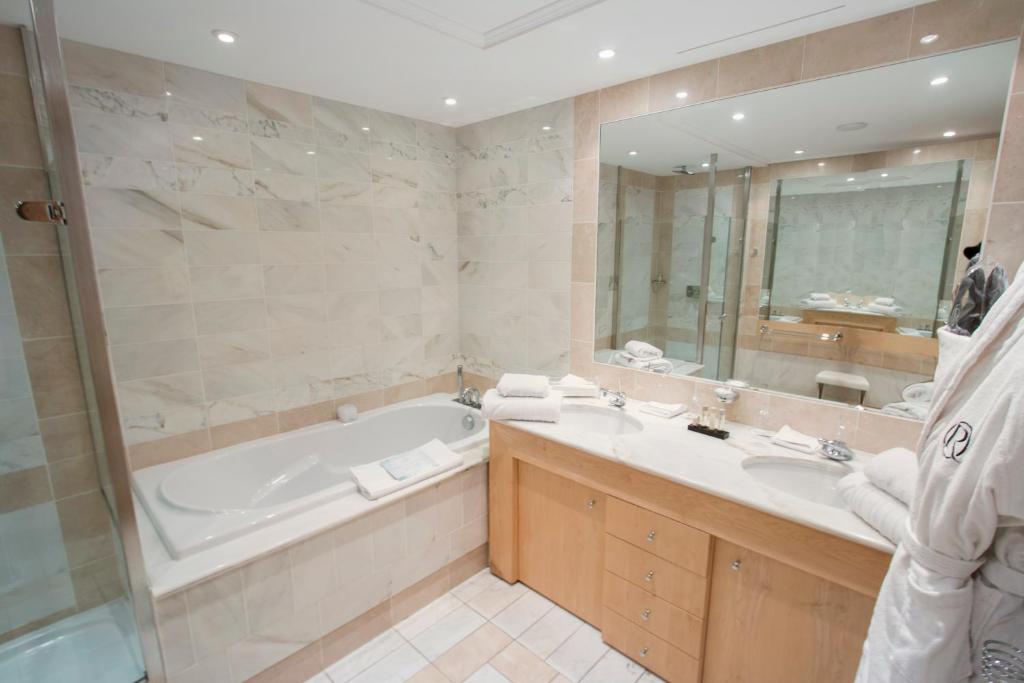 Salle de bains Hôtel & Spa Le Pavillon Charbonnières-les-Bains