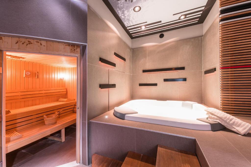 Sauna Ibis Styles Hyères Rooftop & Spa Curio Collection By Hilton à Hyères Club Le Plein Sud Vacances Bleues